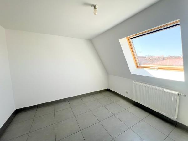 Maison mitoyenne de 125 m2 moderne avec grande terrasse, garage et place de parking