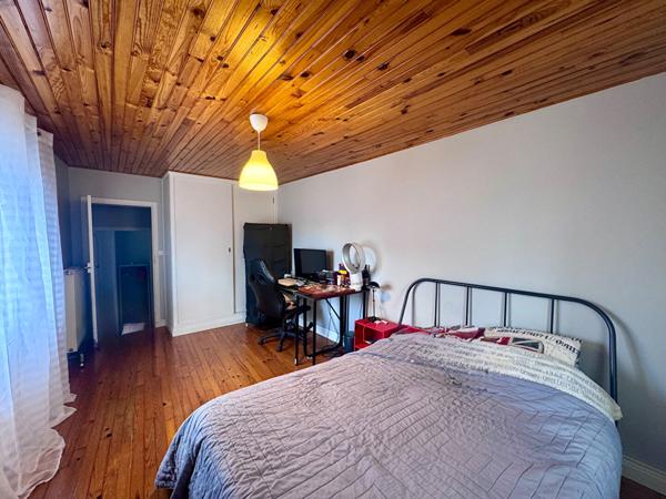 Maison de bourg MOZAC, 4 chambres, balcon, cuvage, caves et garage