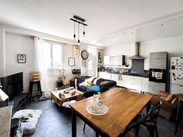 Dès l’entrée, vous découvrirez une agréable pièce de vie d’environ 27,5 m², composée d’une cuisine équipée et aménagée ouverte sur un espace salon/salle à manger. La cuisine aménagée dispose d’une plaque gaz, d’un four électrique, d’un lave-vaisselle et d’une hotte aspirante.
Le rez-de-chaussée comprend également un cellier/buanderie d’environ 10 m², avec les raccordements nécessaires pour un lave-linge et un sèche-linge, ainsi qu’un WC d’environ 1,5 m².

À l’étage : 
Un palier d’environ 3 m² dessert :
•	Une chambre d’environ 11 m²
•	Une chambre d’environ 14 m², avec placard intégré
•	Un bureau d’environ 4,5 m², bénéficiant d’un accès direct au jardin
•	Une salle d’eau d’environ 5 m², équipée d’une douche à l’italienne, d’un meuble sous vasque, d’un WC et d’un sèche-serviettes électrique soufflant

Les combles :  Accessibles à partir d’un bel escalier, ne sont pas aménagés mais permettent un vaste stockage.

Le Jardin : 
À l’arrière, vous profiterez d’un petit jardin entièrement clôturé et préservé des regards grâce aux palissades et aux végétaux.
Vous disposerez également d’une terrasse en lames composites, d’une partie gazonnée et d’une Pergola. La terrasse bénéficie d’un point lumineux et d’une prise électrique.

Technique : 
•	Pompe à chaleur air/air (2018)
•	Combles isolés (2022)
•	Double vitrage PVC, à l’exception de la porte donnant sur le jardin
•	Toiture récente (2020)
•	Salle d’eau refaite intégralement (2022)
•	Extracteur d’air dans la salle d’eau
•	Volets bois récemment repeints
•      Assainissement collectif