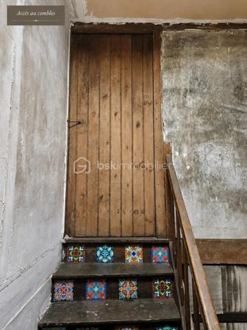 Dès l’entrée, vous découvrirez une agréable pièce de vie d’environ 27,5 m², composée d’une cuisine équipée et aménagée ouverte sur un espace salon/salle à manger. La cuisine aménagée dispose d’une plaque gaz, d’un four électrique, d’un lave-vaisselle et d’une hotte aspirante.
Le rez-de-chaussée comprend également un cellier/buanderie d’environ 10 m², avec les raccordements nécessaires pour un lave-linge et un sèche-linge, ainsi qu’un WC d’environ 1,5 m².

À l’étage : 
Un palier d’environ 3 m² dessert :
•	Une chambre d’environ 11 m²
•	Une chambre d’environ 14 m², avec placard intégré
•	Un bureau d’environ 4,5 m², bénéficiant d’un accès direct au jardin
•	Une salle d’eau d’environ 5 m², équipée d’une douche à l’italienne, d’un meuble sous vasque, d’un WC et d’un sèche-serviettes électrique soufflant

Les combles :  Accessibles à partir d’un bel escalier, ne sont pas aménagés mais permettent un vaste stockage.

Le Jardin : 
À l’arrière, vous profiterez d’un petit jardin entièrement clôturé et préservé des regards grâce aux palissades et aux végétaux.
Vous disposerez également d’une terrasse en lames composites, d’une partie gazonnée et d’une Pergola. La terrasse bénéficie d’un point lumineux et d’une prise électrique.

Technique : 
•	Pompe à chaleur air/air (2018)
•	Combles isolés (2022)
•	Double vitrage PVC, à l’exception de la porte donnant sur le jardin
•	Toiture récente (2020)
•	Salle d’eau refaite intégralement (2022)
•	Extracteur d’air dans la salle d’eau
•	Volets bois récemment repeints
•      Assainissement collectif