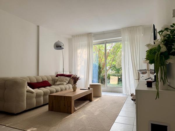 Acheter un bel appartement T2 de 54m2 à Bordeaux Caudéran au rez de chaussée avec jardin privatif, 1 chambre dans une résidence sécurisée "Les Terrasses du Golf"avec gardien et piscine