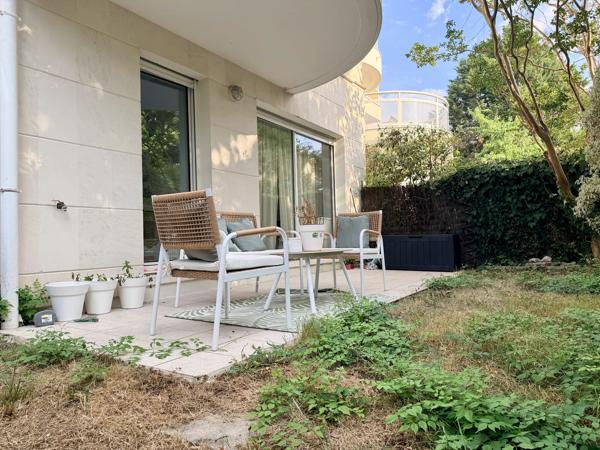 Acheter un bel appartement T2 de 54m2 à Bordeaux Caudéran au rez de chaussée avec jardin privatif, 1 chambre dans une résidence sécurisée "Les Terrasses du Golf"avec gardien et piscine