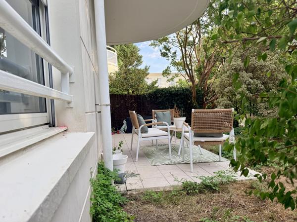 Acheter un bel appartement T2 de 54m2 à Bordeaux Caudéran au rez de chaussée avec jardin privatif, 1 chambre dans une résidence sécurisée "Les Terrasses du Golf"avec gardien et piscine