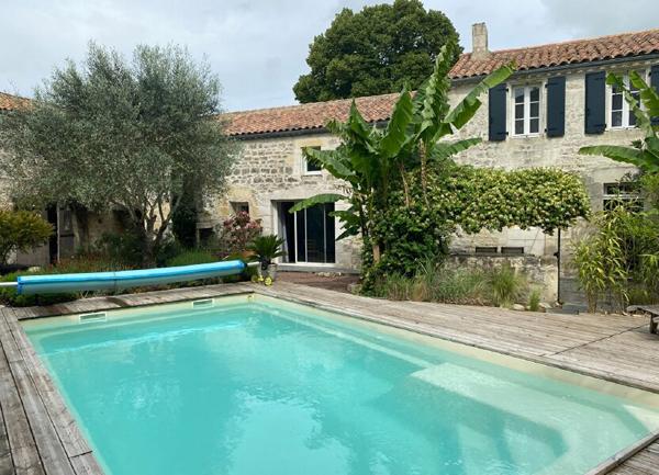 Maison à vendre    8 pièces •  Saint-Agnant