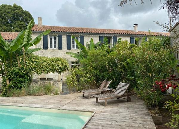 Maison à vendre    8 pièces •  Saint-Agnant