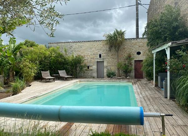 Maison à vendre    8 pièces •  Saint-Agnant