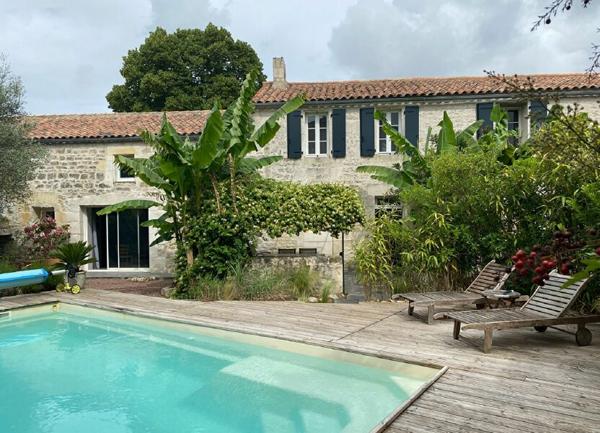 Maison à vendre    8 pièces •  Saint-Agnant