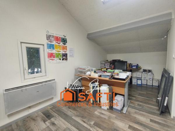 Local professionnel polyvalent (dépôt et bureaux)