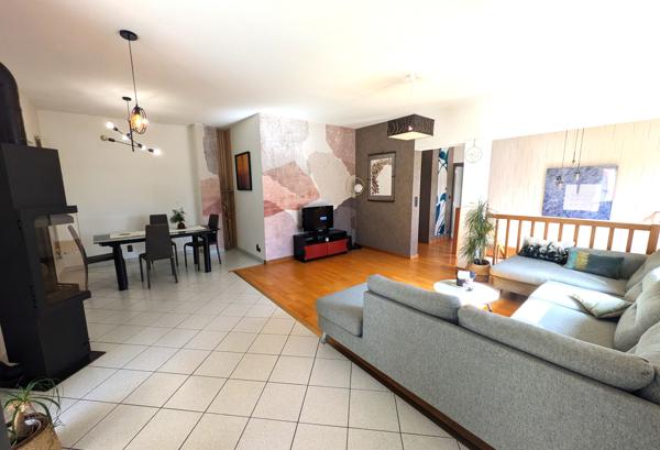 Maison de village
                                                                                                                                                                                                                                                                                                                        6 pièce(s)                                                                                                                                                                                                          3 chambre(s)                                                                                                                                                                                                          150  m²