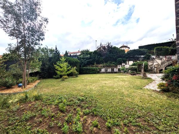 Maison de village
                                                                                                                                                                                                                                                                                                                        6 pièce(s)                                                                                                                                                                                                          3 chambre(s)                                                                                                                                                                                                          150  m²