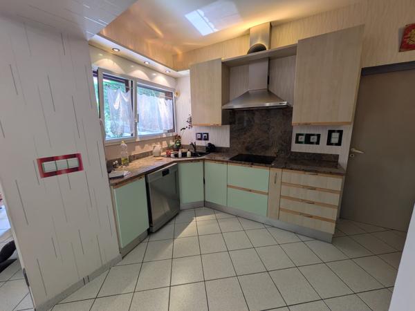 Maison de village
                                                                                                                                                                                                                                                                                                                        6 pièce(s)                                                                                                                                                                                                          3 chambre(s)                                                                                                                                                                                                          150  m²