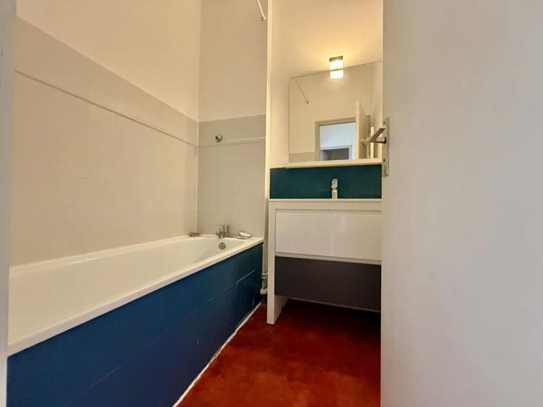 Acheter un bel appartement composé de 2 chambres, rénové, avec parking à vélo et box de rangement dans le centre historique de Bordeaux