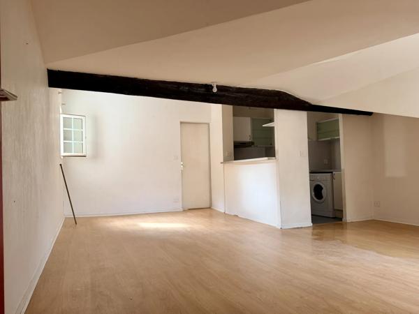 Acheter un bel appartement composé de 2 chambres, rénové, avec parking à vélo et box de rangement dans le centre historique de Bordeaux