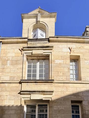 Acheter un bel appartement composé de 2 chambres, rénové, avec parking à vélo et box de rangement dans le centre historique de Bordeaux