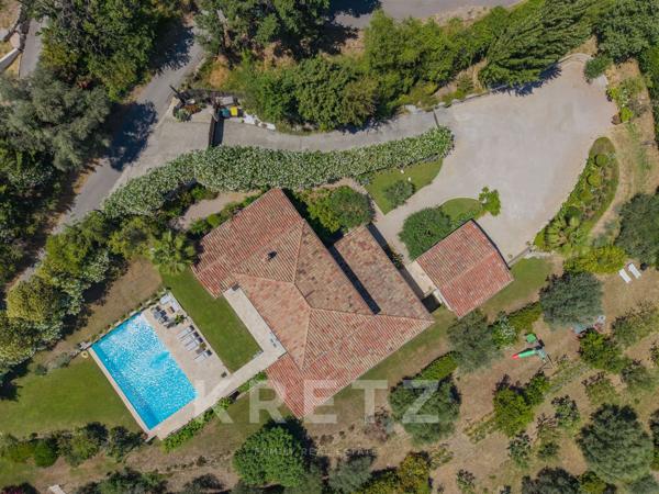CHÂTEAUNEUF-DE-GRASSE – Propriété familiale d'exception avec vues panoramiques nature et mer