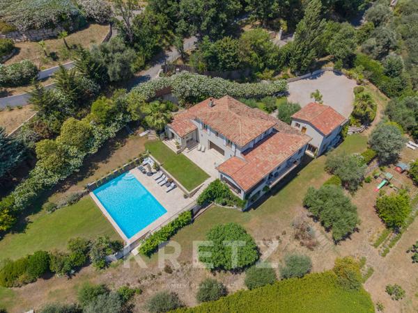 CHÂTEAUNEUF-DE-GRASSE – Propriété familiale d'exception avec vues panoramiques nature et mer
