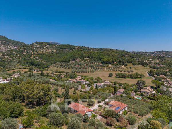 CHÂTEAUNEUF-DE-GRASSE – Propriété familiale d'exception avec vues panoramiques nature et mer