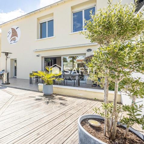 MAISON FAMILIALE, DEUX ESPACES DE VIE... ET UNE PISCINE POUR PROFITER DES BEAUX JOURS !