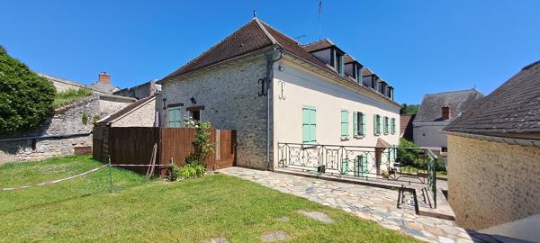 Immeuble de rapport à vendre à Chalo Saint Mars avec un loyer mensuel de 4008 € HC- Investissement idéal