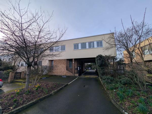 Bâtiment de bureaux à louer à Eaubonne avec stockage et parking privatif