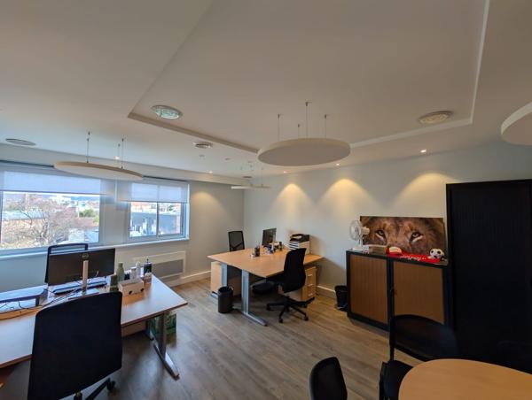 Bâtiment de bureaux à louer à Eaubonne avec stockage et parking privatif