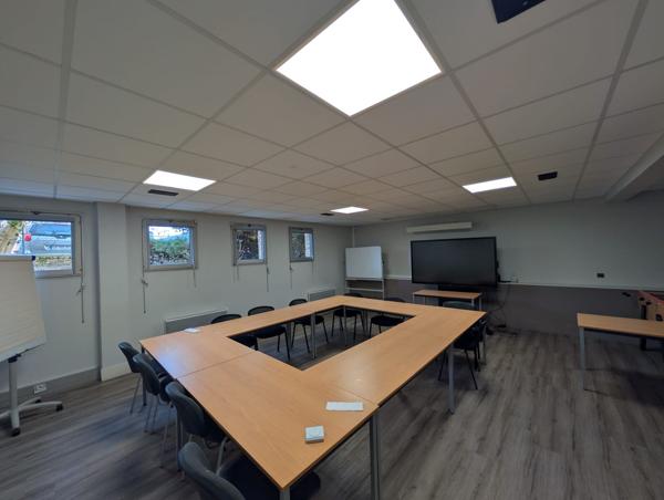 Bâtiment de bureaux à louer à Eaubonne avec stockage et parking privatif