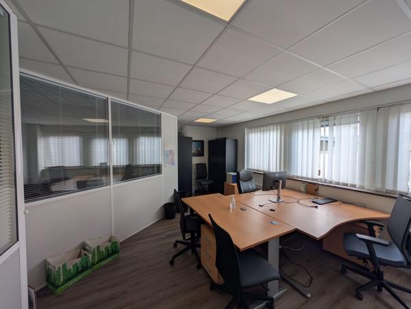 Bâtiment de bureaux à louer à Eaubonne avec stockage et parking privatif