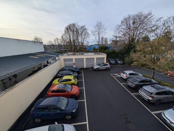 Bâtiment de bureaux à louer à Eaubonne avec stockage et parking privatif