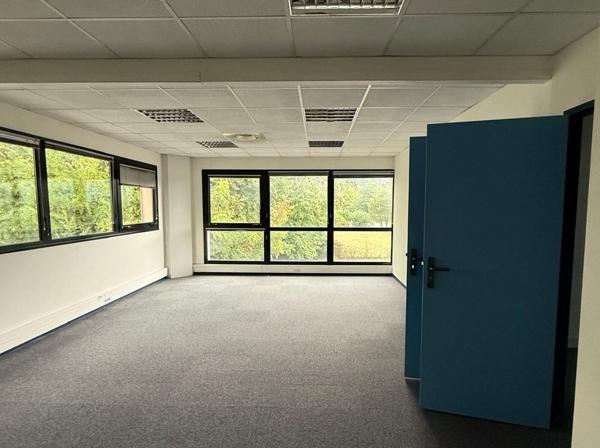 Bureaux lumineux à louer à Marsac-sur-l'Isle en zone commerciale