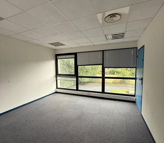 Bureaux lumineux à louer à Marsac-sur-l'Isle en zone commerciale