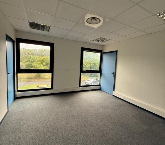 Bureaux lumineux à louer à Marsac-sur-l'Isle en zone commerciale