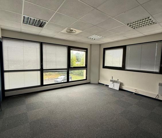 Bureaux lumineux à louer à Marsac-sur-l'Isle en zone commerciale