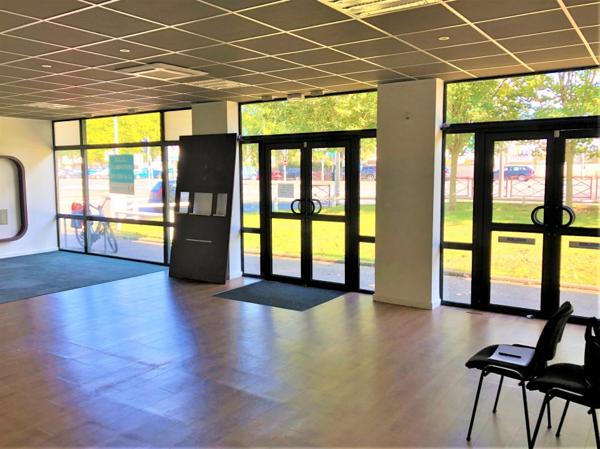 POITIERS EST VISIBILITE EXCEPTIONNELLE BUREAUX COMMERCIAL AVEC VITRINE A LOUER FACE A LA PATINOIRE - 121M²
