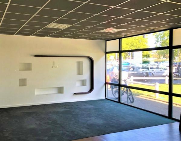 POITIERS EST VISIBILITE EXCEPTIONNELLE BUREAUX COMMERCIAL AVEC VITRINE A LOUER FACE A LA PATINOIRE - 121M²