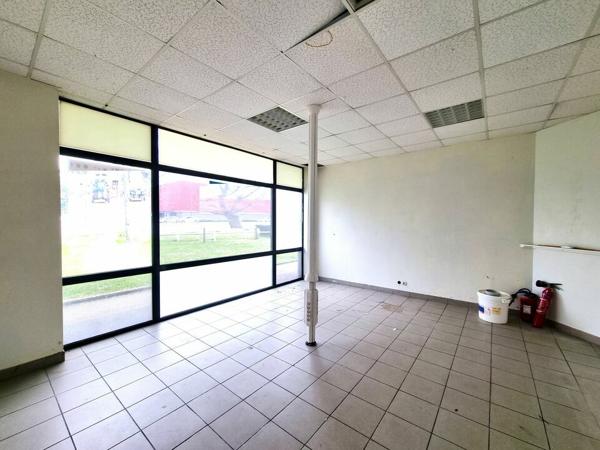 POITIERS EST VISIBILITE EXCEPTIONNELLE BUREAUX COMMERCIAL AVEC VITRINE A LOUER FACE A LA PATINOIRE - 121M²