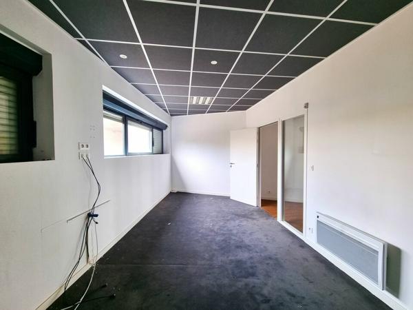 POITIERS EST VISIBILITE EXCEPTIONNELLE BUREAUX COMMERCIAL AVEC VITRINE A LOUER FACE A LA PATINOIRE - 121M²