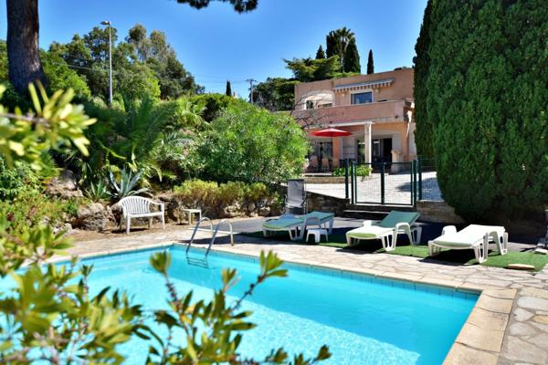 CAVALAIRE SUR MER (83) - PROPRIETE UNE MAISON DE 205 M² (EN 2 APPARTEMENTS) + T2 DE 33 M² - PISCINE AU SEL - TERRAIN DE 1500 M² CLOS ET PAYSAGE -