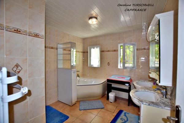 CAVALAIRE SUR MER (83) - PROPRIETE UNE MAISON DE 205 M² (EN 2 APPARTEMENTS) + T2 DE 33 M² - PISCINE AU SEL - TERRAIN DE 1500 M² CLOS ET PAYSAGE -