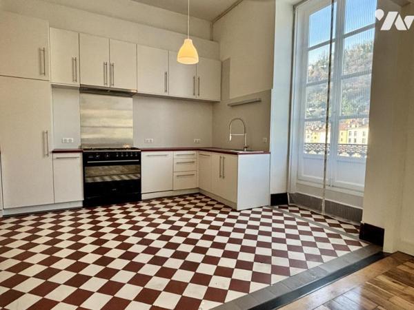 GRENOBLE centre ville, À vendre – Appartement exceptionnel avec volumes rares et vue imprenable.