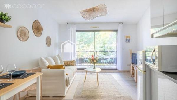 Un magnifique T2 entièrement meublé, situé dans le carré d'or du 8ème arrondissement