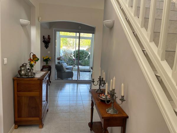 Carquefou, maison contemporaine avec piscine dans le quartier prisé du Bois Saint Lys