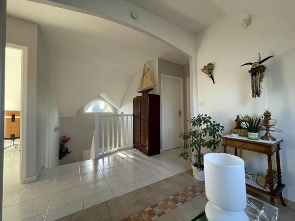 Carquefou, maison contemporaine avec piscine dans le quartier prisé du Bois Saint Lys