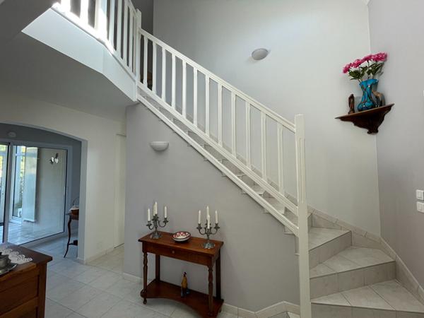 Carquefou, maison contemporaine avec piscine dans le quartier prisé du Bois Saint Lys