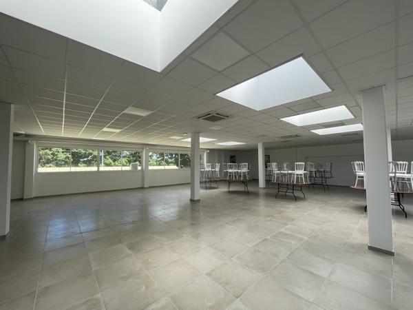 1400m2 environ de bureaux et 220m2 environ d'annexes à vendre à Bresles
