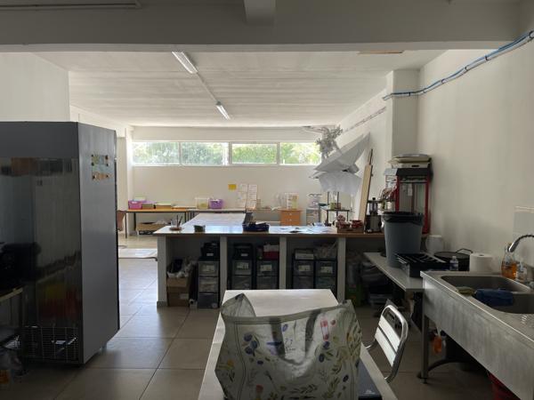 1400m2 environ de bureaux et 220m2 environ d'annexes à vendre à Bresles