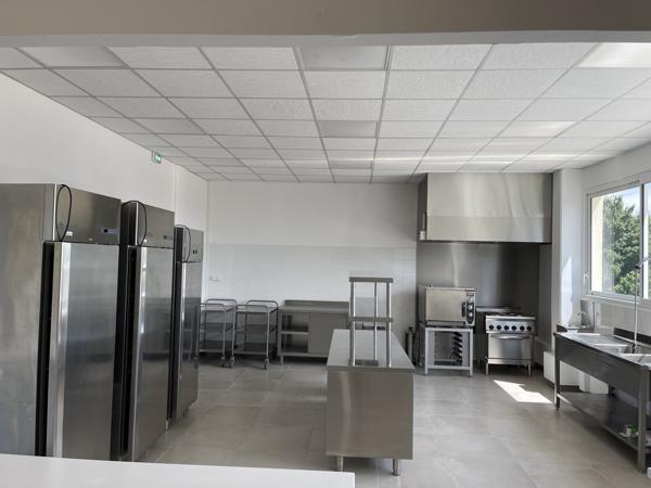 1400m2 environ de bureaux et 220m2 environ d'annexes à vendre à Bresles