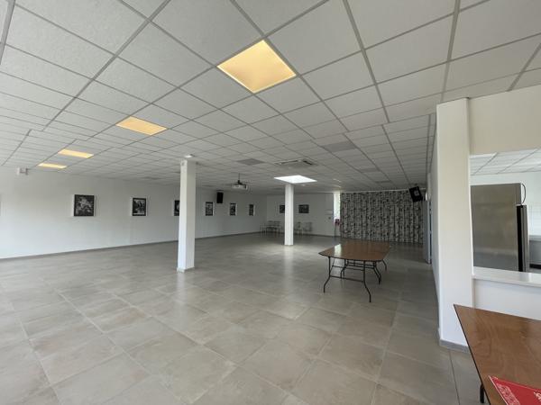 1400m2 environ de bureaux et 220m2 environ d'annexes à vendre à Bresles
