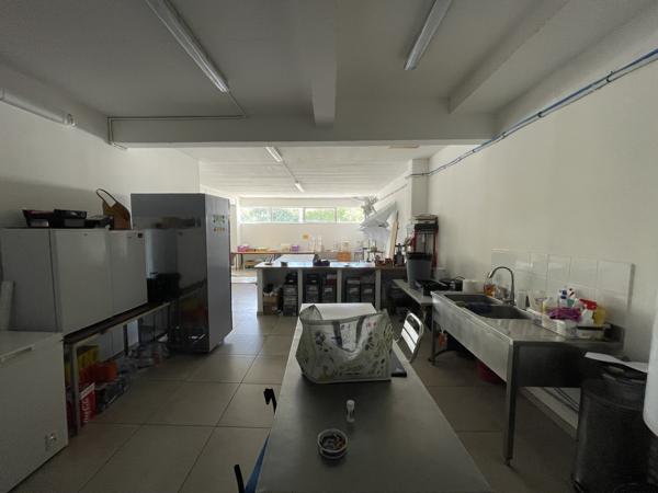 1400m2 environ de bureaux et 220m2 environ d'annexes à vendre à Bresles