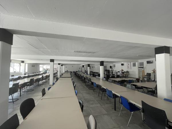 1400m2 environ de bureaux et 220m2 environ d'annexes à vendre à Bresles