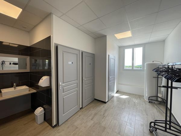 1400m2 environ de bureaux et 220m2 environ d'annexes à vendre à Bresles